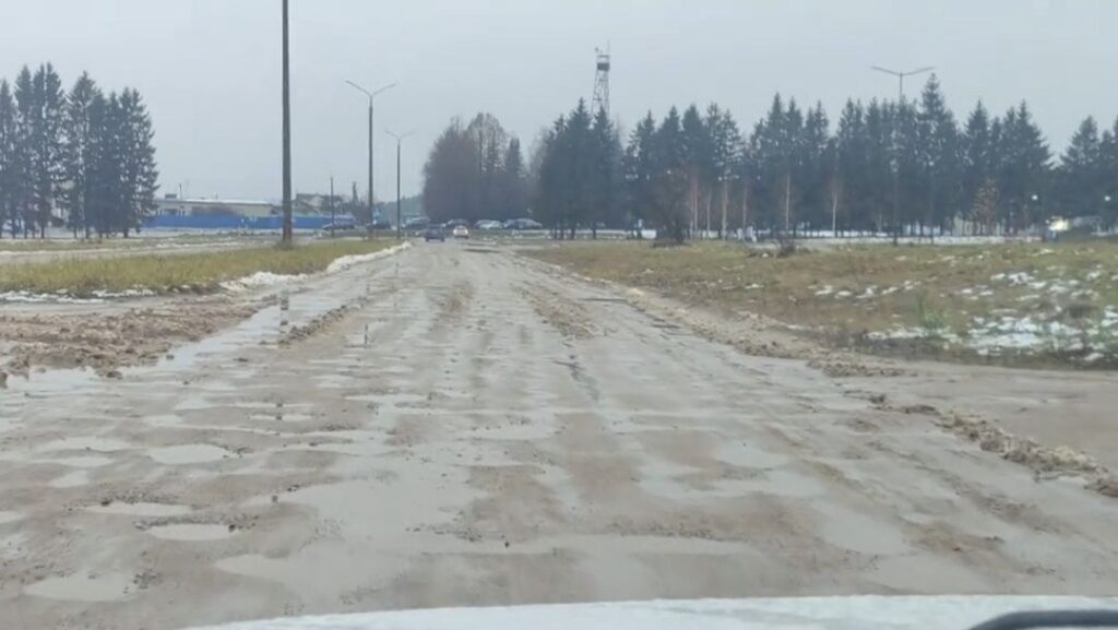 Первый снег обострил проблему дорог в Борисове — сплошные лужи и слякоть