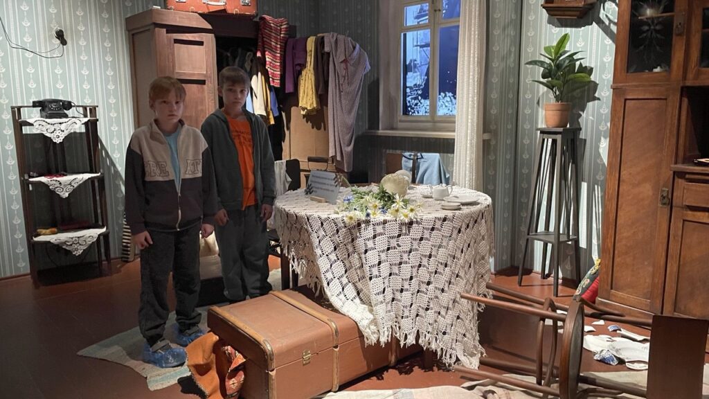 Детская боль войны: юные актеры фильма «Группа крови» побывали в «Хатыни»