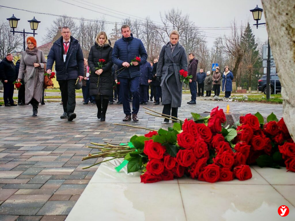 394 имени на стелах: в Крупках Кушнаренко и Мороз почтили память павших в Великой Отечественной