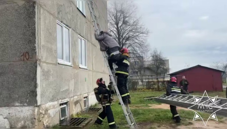 В Слуцком районе спасатели вынесли из огня женщину, бабушку и пятилетнюю внучку