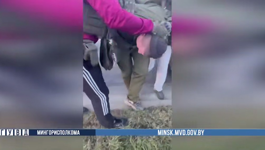 Бывший грузчик в маске ограбил магазин, но деньги ему не достались