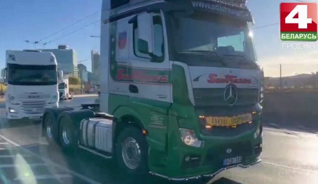 «Конвой свободы»: литовские дальнобойщики на мирной акции требуют открытия границы