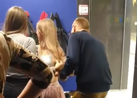 В минском ТЦ на школьницу рухнула стеклянная дверь — мать девочки устроила скандал