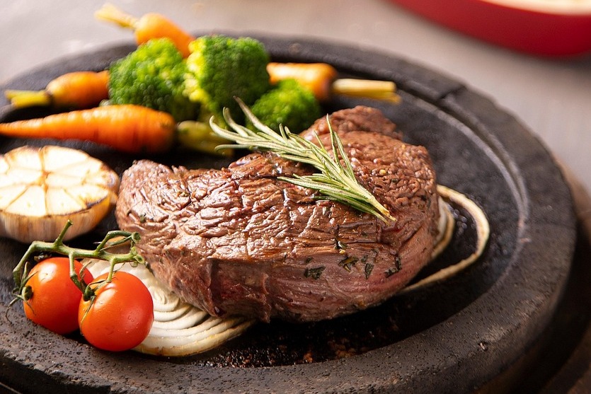 «Руки твои целовал!»: пост о стейке за 13 рублей из Несвижа взорвал соцсети