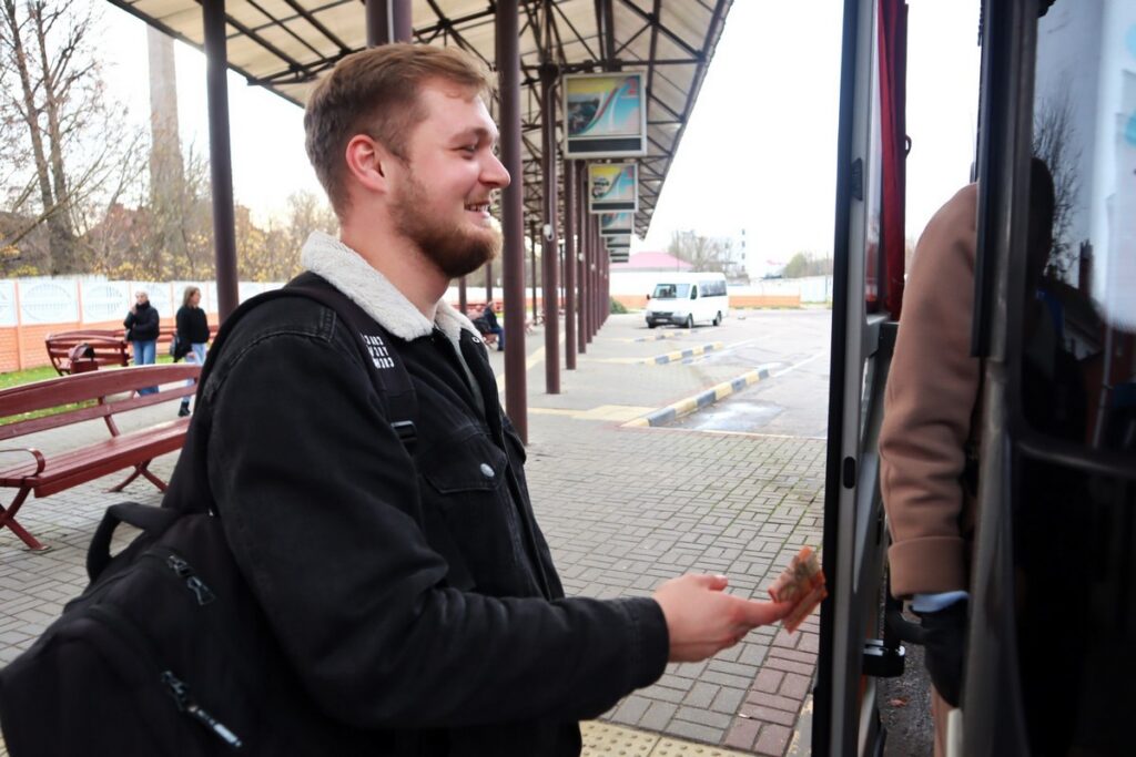 Карта или наличные? Как пассажиры маршрутки в Молодечно расплачиваются за проезд