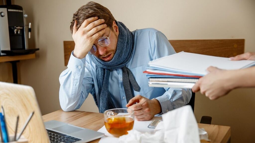 С октября выросла «минималка», но больничный считают по сентябрьской — Минтруда объясняет почему