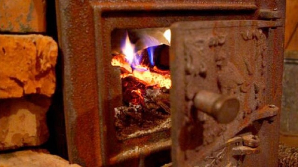 Пенсионер получил тяжелые ожоги, пытаясь растопить печь бензином