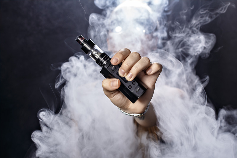 Курят в школе и общежитии. В Беларуси ужесточают правила для вейпов