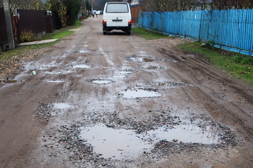 Любители фундука едут по навигатору в никуда и убивают дорогу в деревне под Молодечно