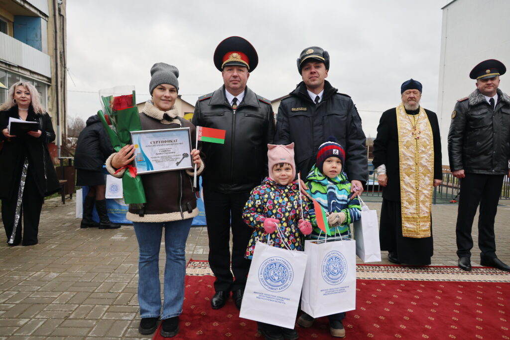 Генерал вручил ключи от новых квартир в Логойске