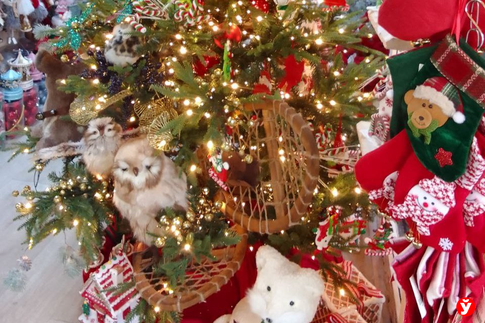 «Экспобел» готовится к зиме: елки, гирлянды и пуховики вытесняют арбузы и клубнику