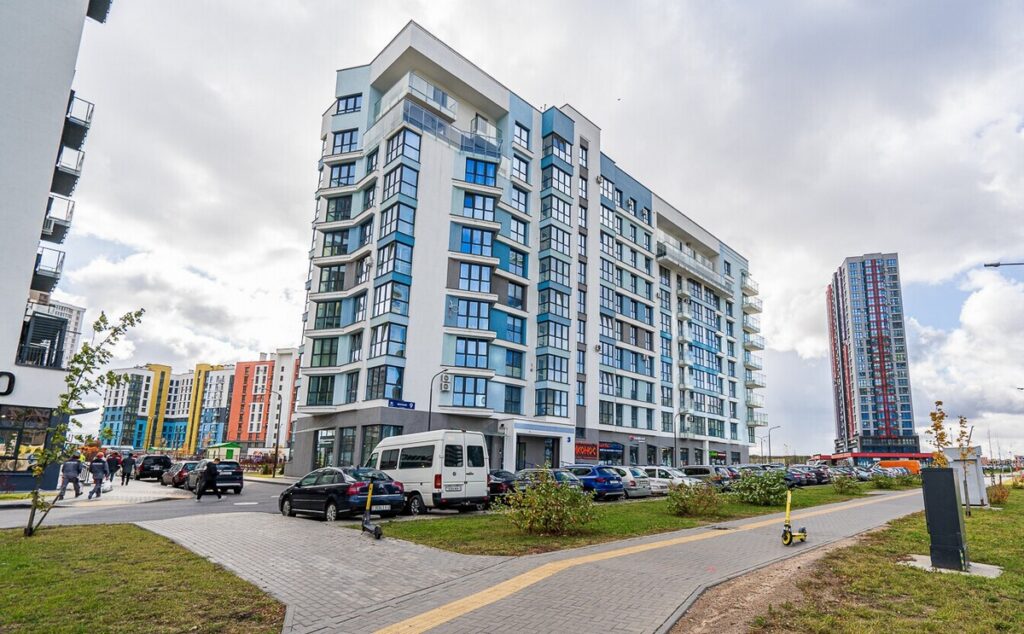 В «Минск-Мире» продают евротрешку с футуристичным балконом — цена приятная