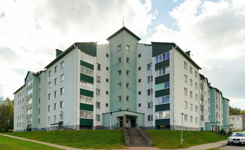 В Беларуси продается современная дизайнерская трешка в деревне — как она выглядит