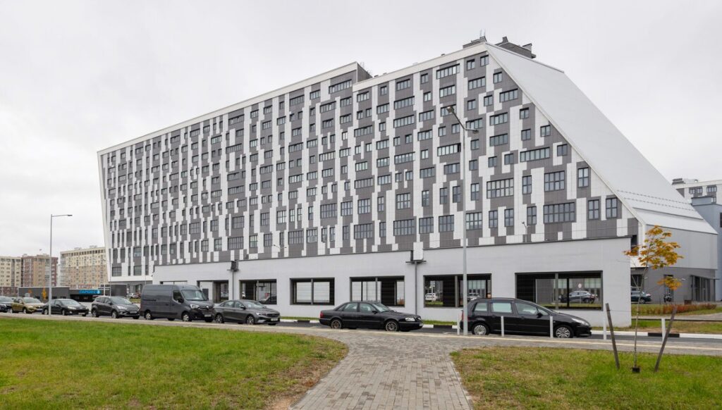 Кому квартиру в торговом центре? Смотрим необычный столичный вариант