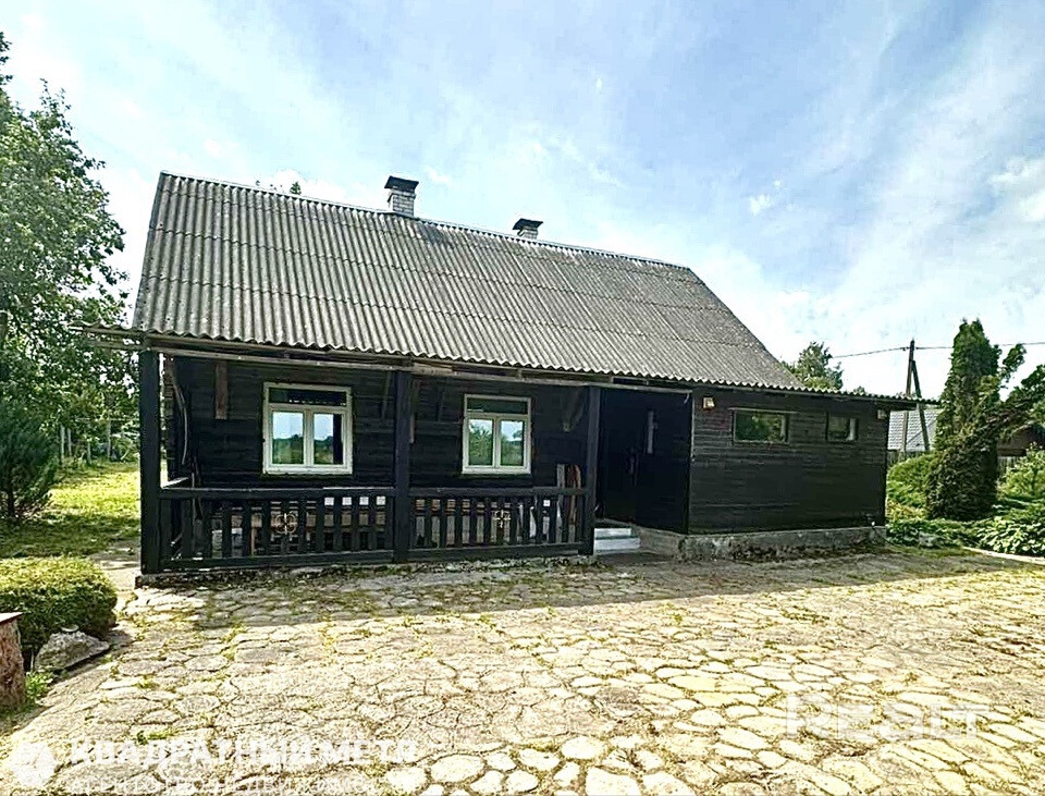 В Мядельском районе продают деревенский дом