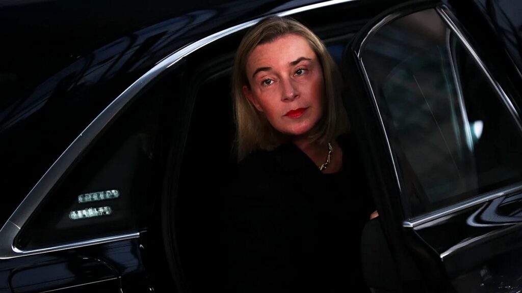 Когда учителя демократии сами идут под следствие — взгляд Азарёнка