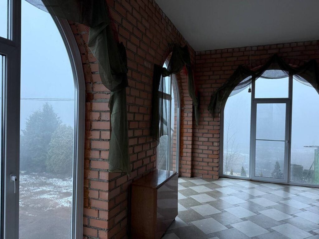 Башня среди леса и жизнь-приключение: ветеран и фермер построил свой сказочный дом под Минском