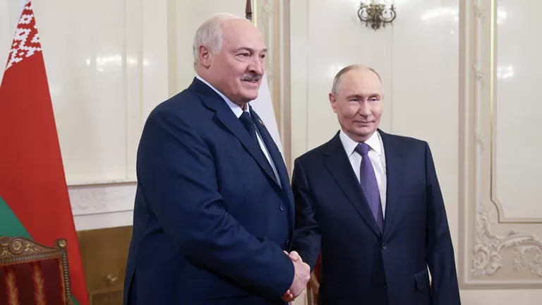 Лукашенко привез в Петербург подарок для Путина: картина с видами Валаама