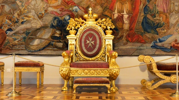 Посетитель повредил трон в Эрмитаже: музей требует более 800 тысяч рублей