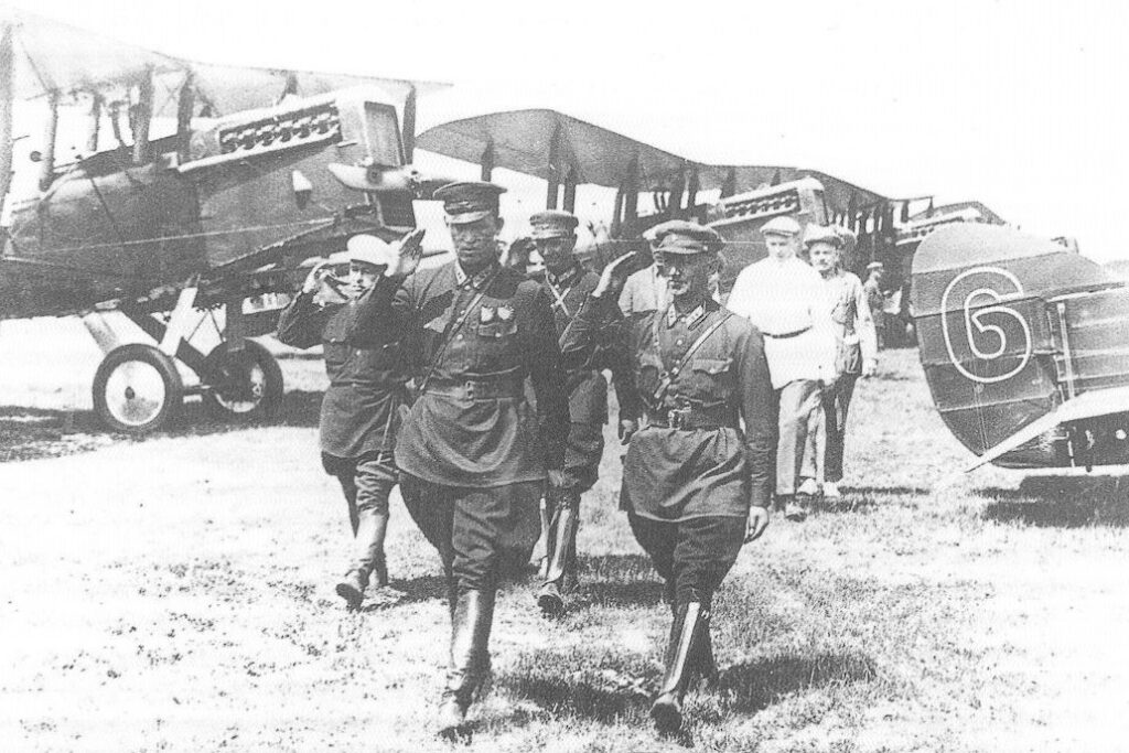 Его Ту-4 падал с высоты 11 километров — как летное мастерство помогало белорусу выживать в небе