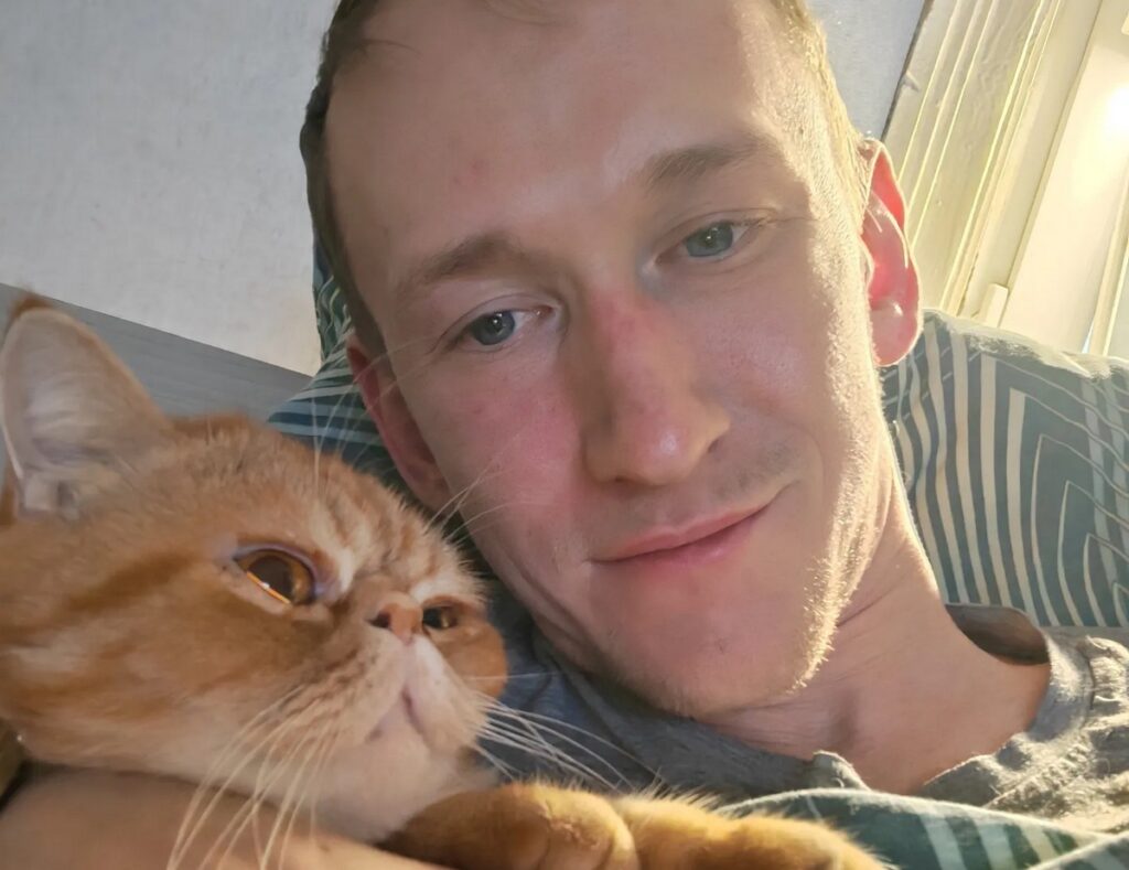 Пошёл домой — вернулся инфлюенсером: как Игорь стал звездой Threads и получил диван для мамы