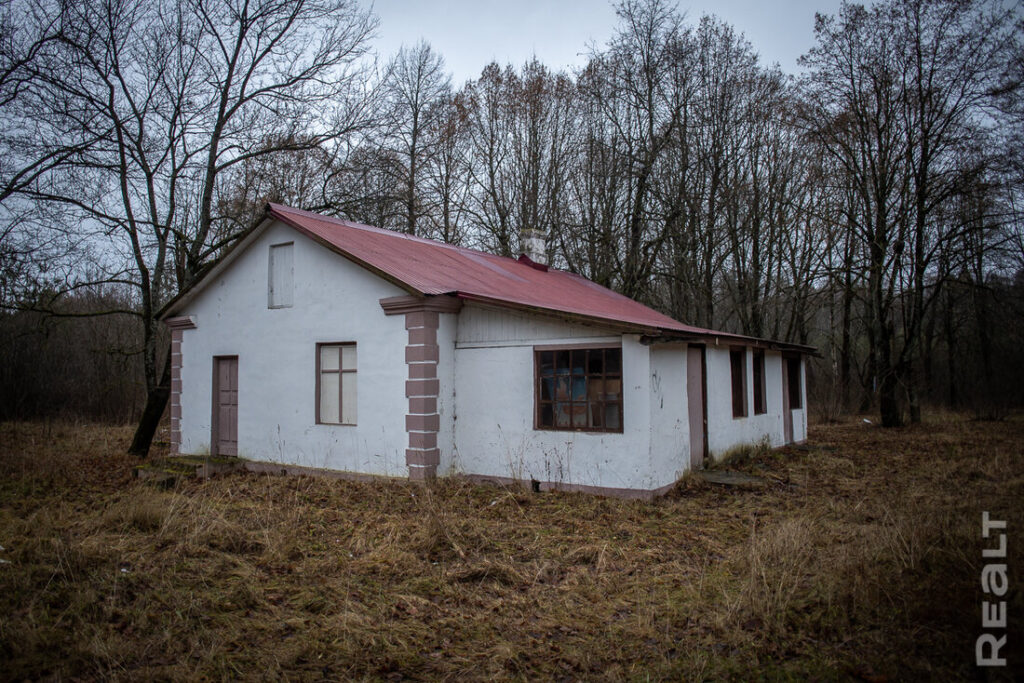 Заброшенный лагерь под Минском продадут снова — предыдущий покупатель вернул «Кировец» на торги