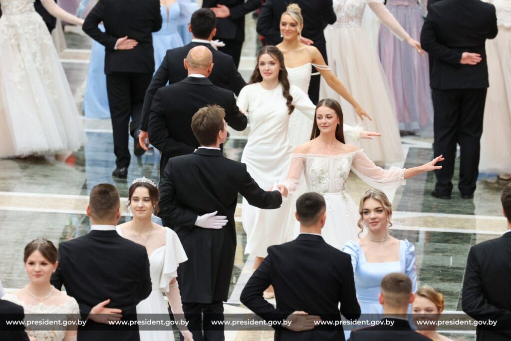 Балы и театры – белорусская провокация? Почему наша «новогодняя сказка» превосходит европейскую