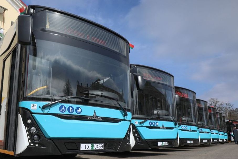 Лукашенко поручил запустить до городов-спутников электробусы