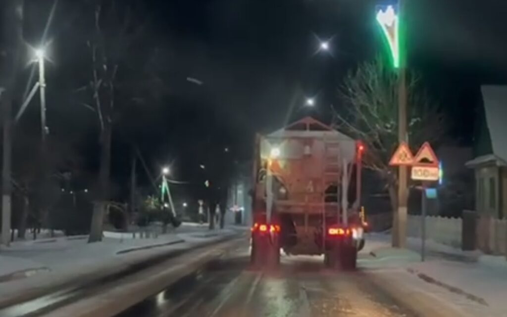 Более 170 единиц техники вышли на уборку снега в Минской области