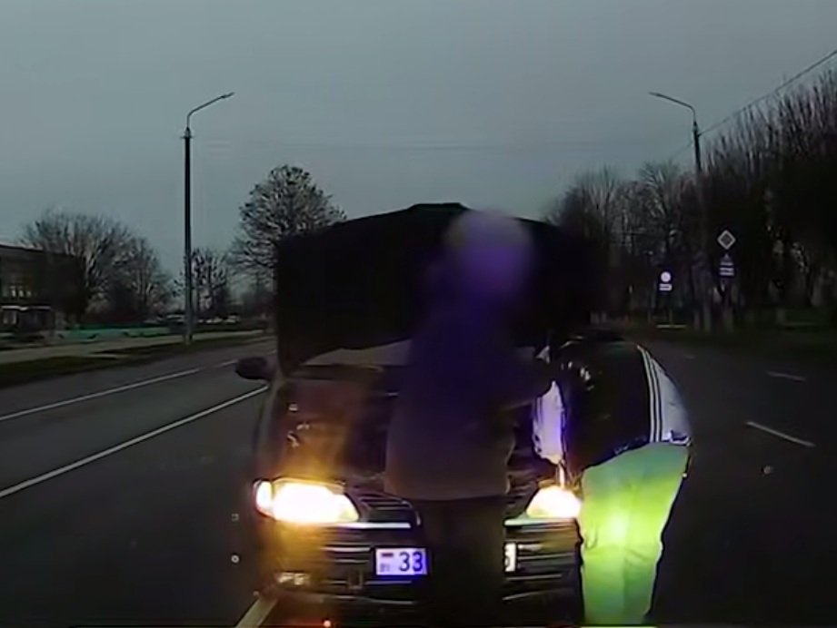 Дорожная поломка не стала бедой — минчанке помогли узденские милиционеры