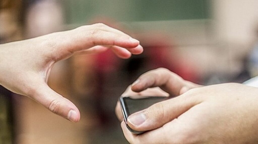 Ночной грабеж в Борисове: телефон украли из машины