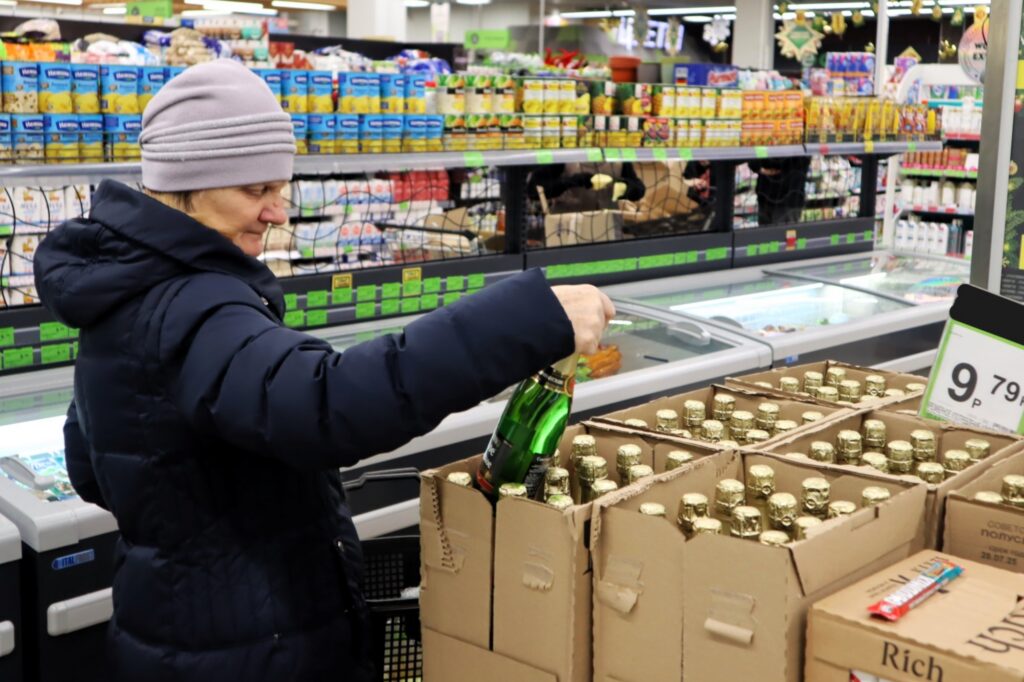 Шампанское каждый год прибавляет по рублю – проверили цены на продукты новогоднего набора