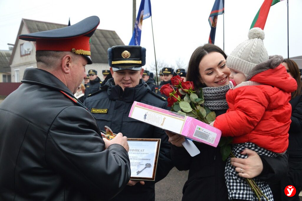 «Долгожданная радость»: 20 сотрудников охраны получили ключи от арендного жилья в Столбцах