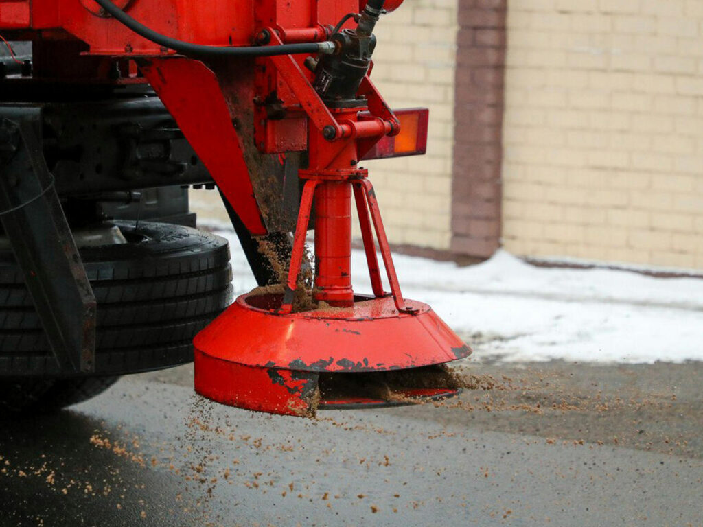 В ЖКХ Минской области рассказали, как центральный регион борется с гололёдом