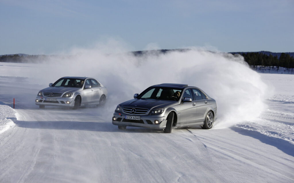 Белорусам пояснили, как укротить передний привод на льду