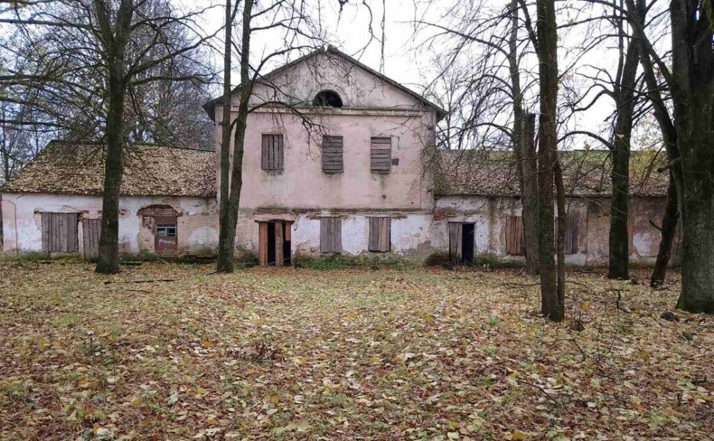 Старинная усадьба в Витебской области продается за 42 рубля