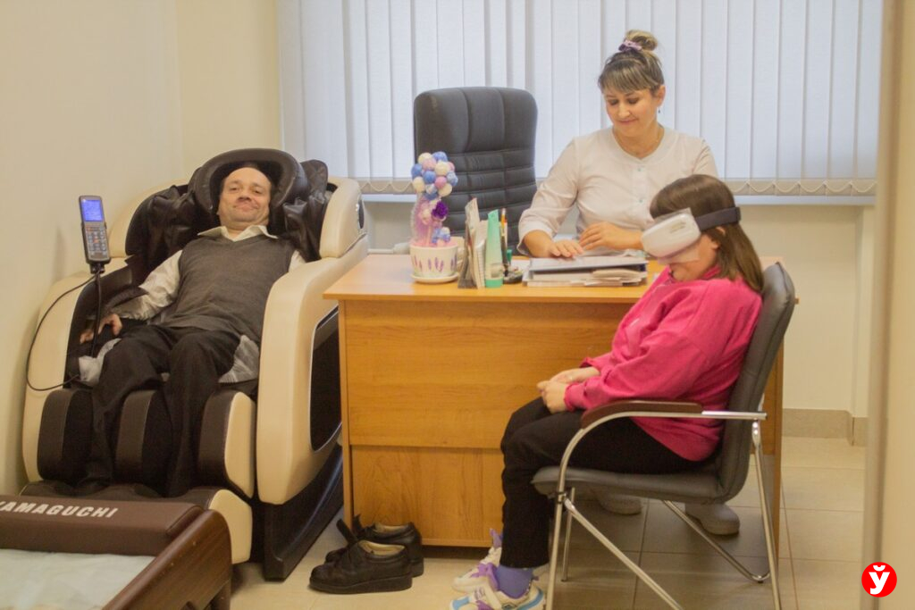 Массаж для глаз и библиотека для незрячих — в Логойском пансионате открылось новое отделение