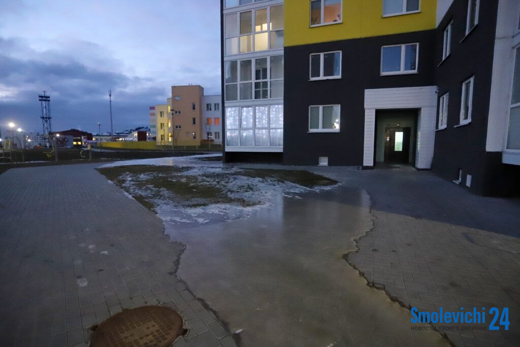 «Мы устали вытаскивать ваши тряпки из насосов!» Кто виноват в ночном «катке» во дворе Смолевичей?