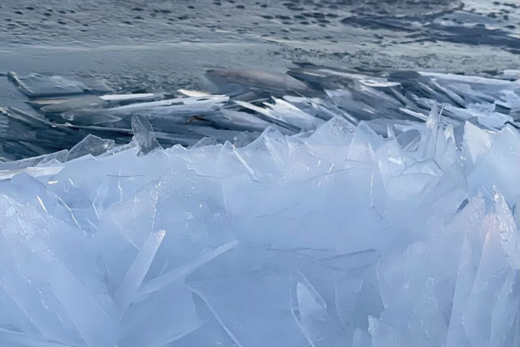 Ледяные глыбы выросли у берегов Минского моря — почему нельзя к ним близко подходить?