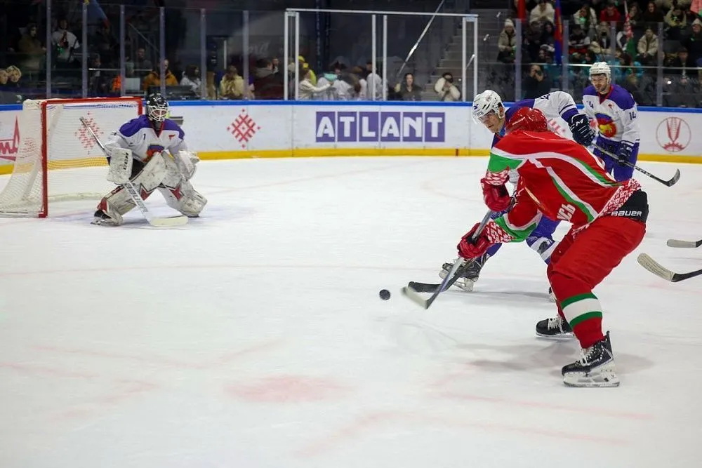 «Бей своих, чтобы чужие боялись» — Лукашенко прокомментировал падение на хоккейном матче