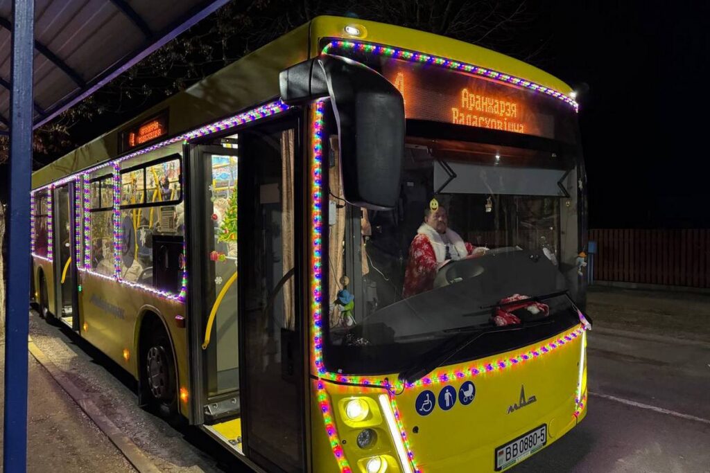 «Пассажиры не хотят выходить»: Дед Мороз за рулем автобуса возит вилейчан