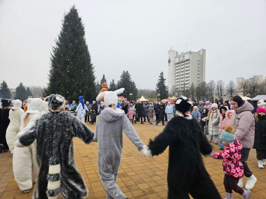 Приехали модели и ХК «Динамо» — репортаж с большой Рождественской ярмарки Молодечно