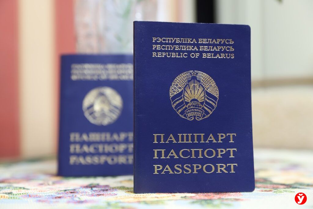 Эта отметка в белорусском паспорте дает право на ввоз вещей до 5000 евро без пошлины — о чем речь