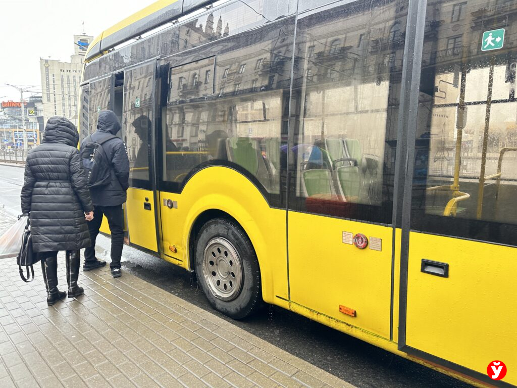 Названы день и время, когда белорусы чаще ездят на общественном транспорте