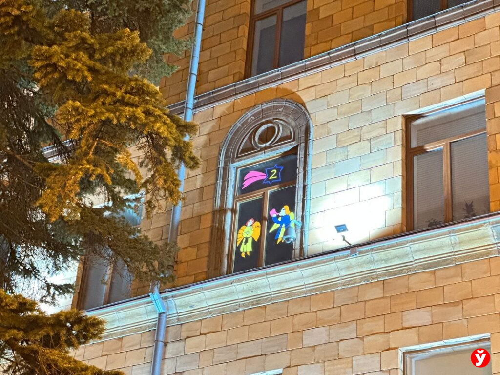 На здании в Минске засияли все 24 окна гигантского адвент-календаря