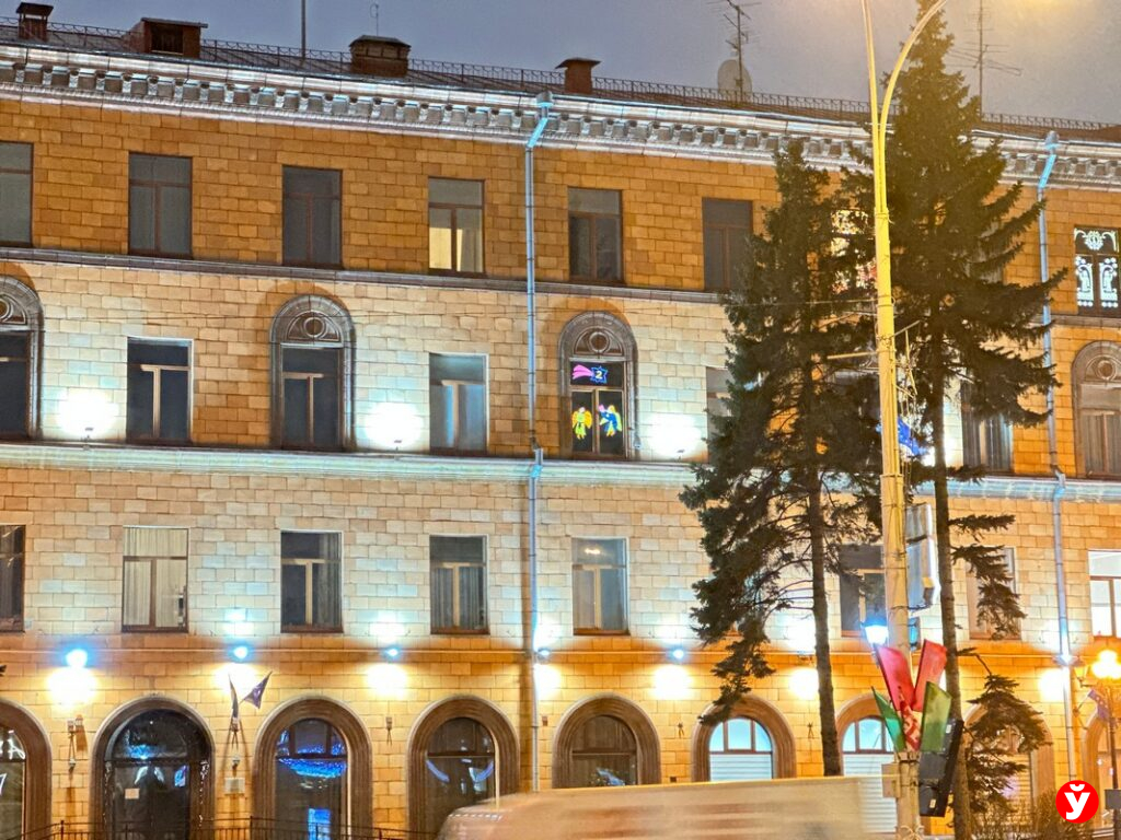 Новогоднее волшебство на Площади Свободы: в Минске зажёгся гигантский адвент-календарь