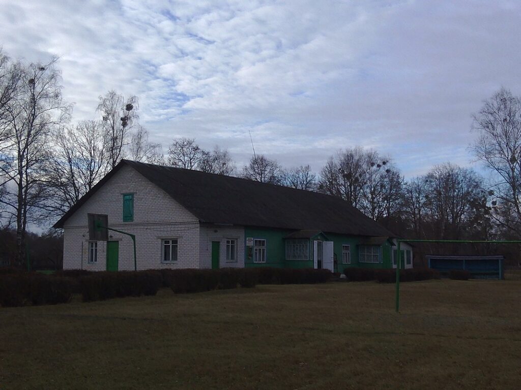 Многодетная мать выкупила заброшенный лагерь под Гродно для своей семьи