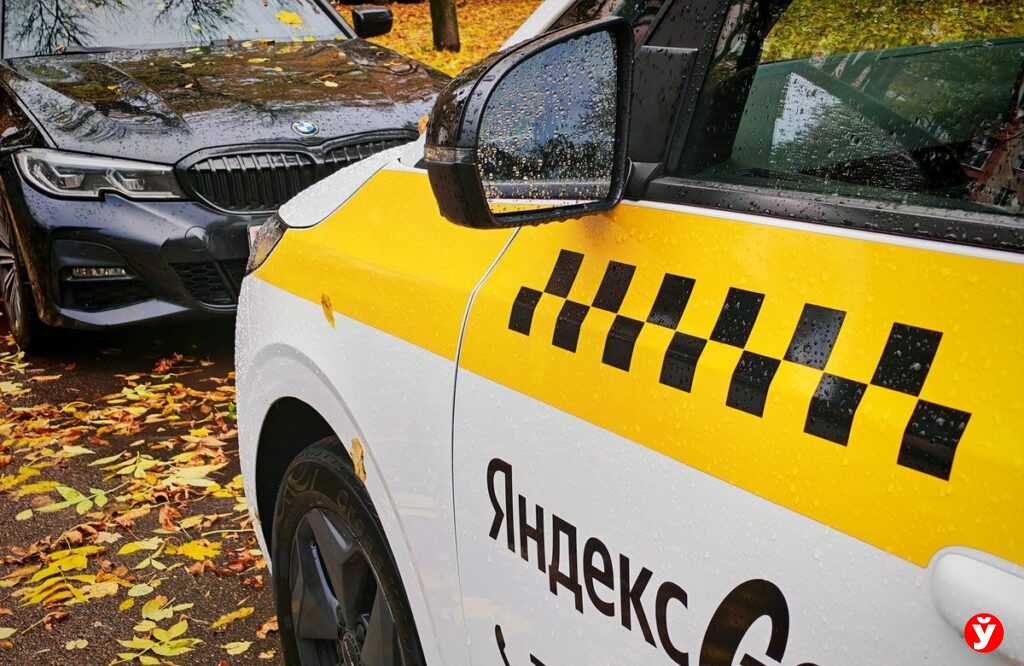 Таксист высадил ребенка из машины в непогоду и уехал — водителя наказали