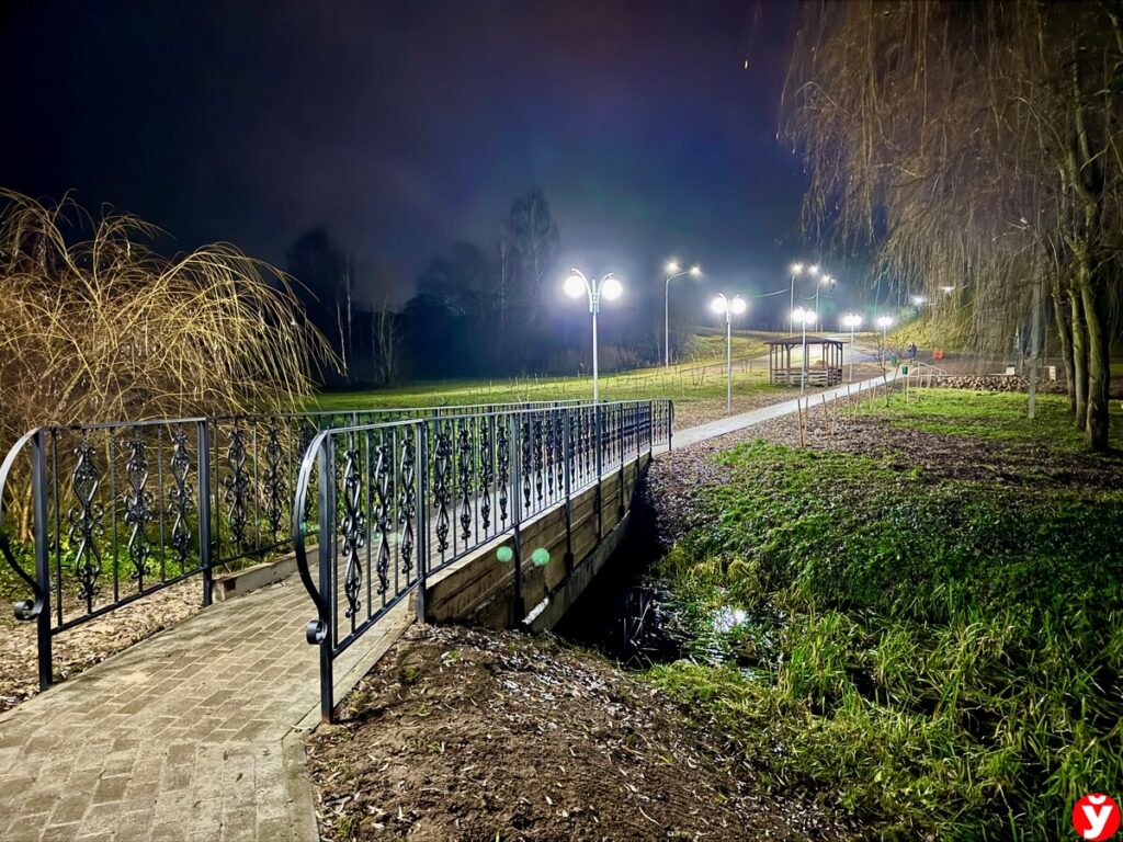 Родник в Копыле благоустроили по последним стандартам: появились новые дорожки и скамейки