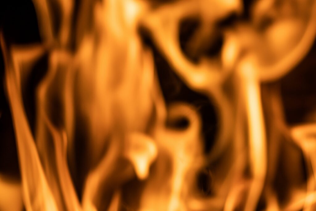 Мужчина погиб на пожаре в доме под Смолевичами — его жену спасли